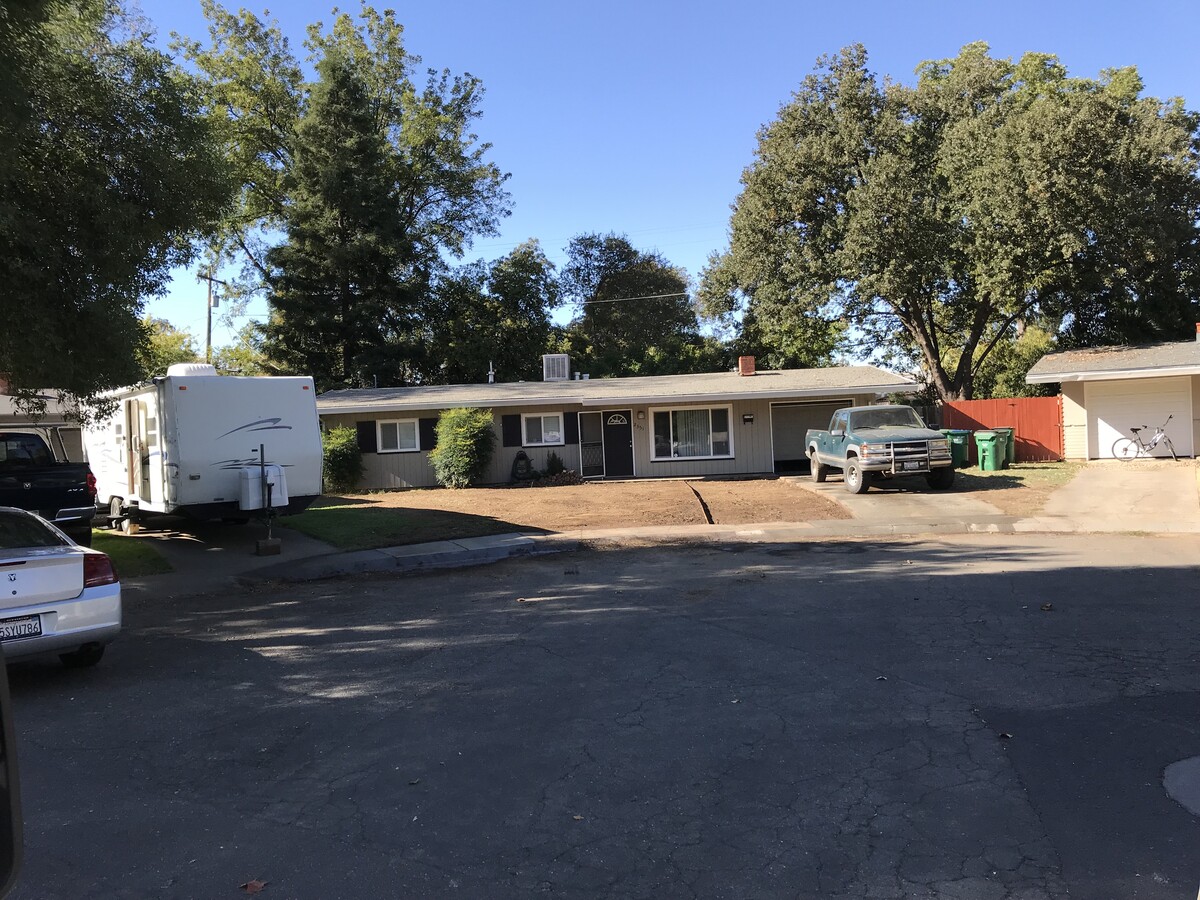 Front site view - 2351 Porter Way House