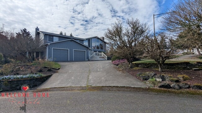 Photo - HUGE 5-BEDROOM home with separate BONUS ROOM, large fenced yard, no carpet!!!