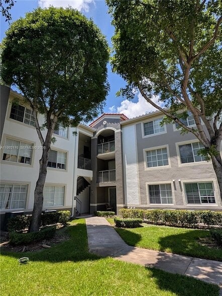 Building Photo - 6831 SW 44th St Unit 203