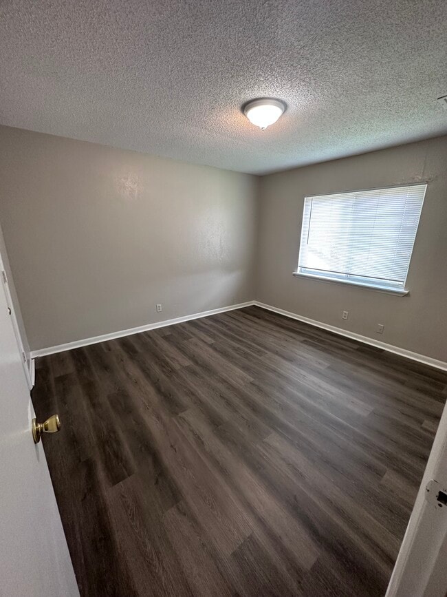 Segundo Bedroom-1st dormitorio - Central Park Village Apartments