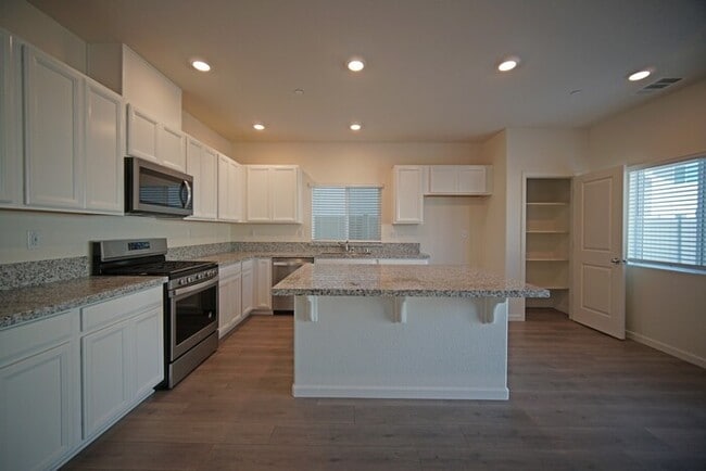Photo - Beautiful 4 Bedroom PLUS office / den in Natomas!