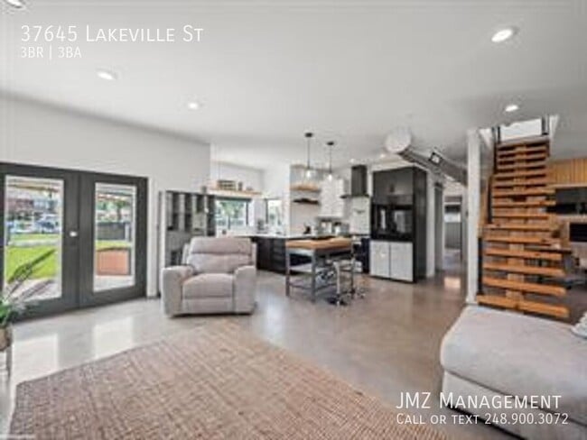 Photo - 37645 Lakeville St