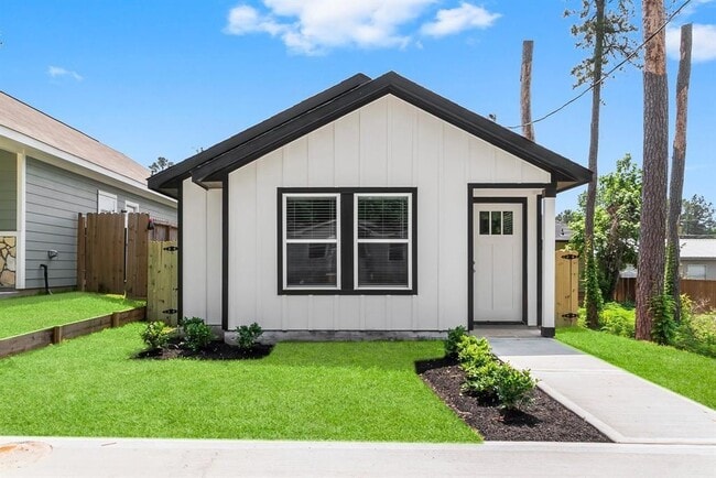 Building Photo - 16955 Balmoral St Rental