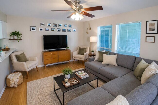 Photo - 202 E 45th St Unidad 203
