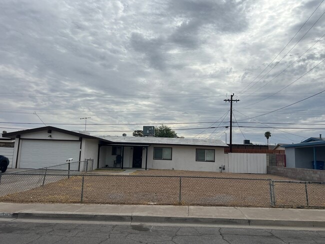 Building Photo - Cute 3 Bedroom Home