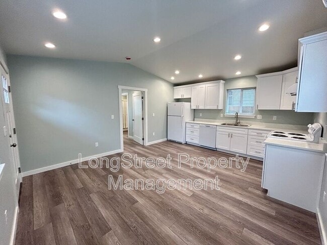 Photo - 1052 SW Western Blvd