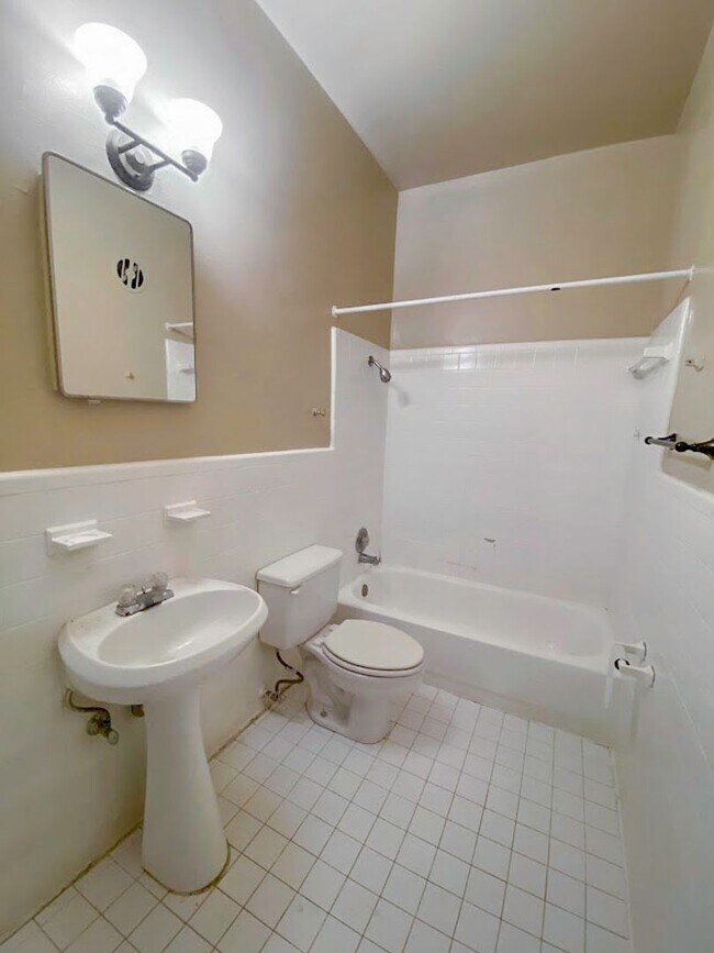 Photo - Updated 1Bd 1Ba apartment Historic home cl... Unidad 241 Post Ave Apt 3