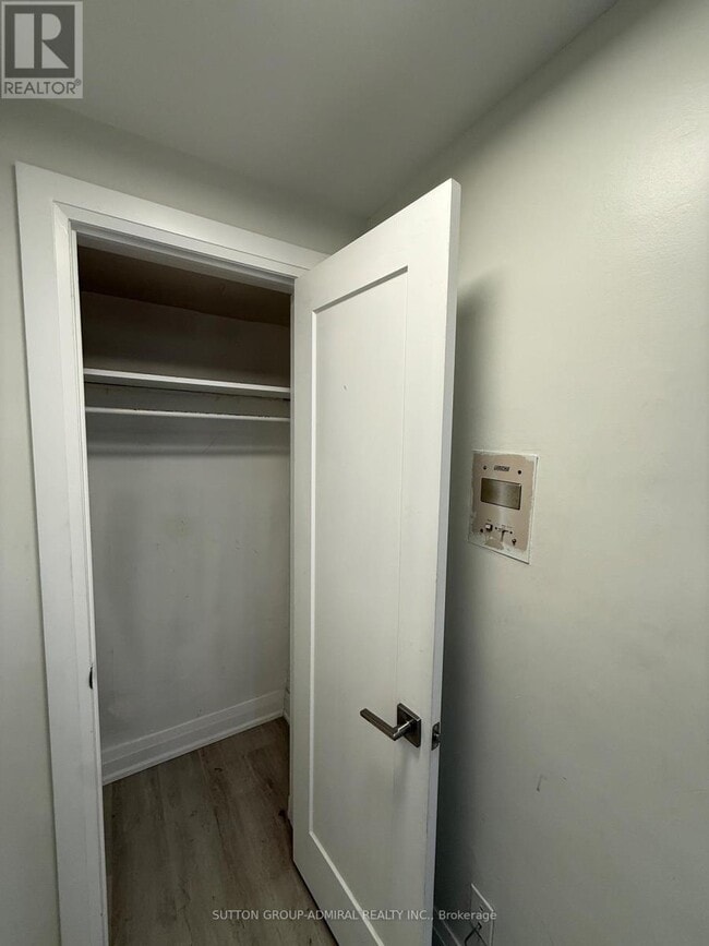 Photo - 699 Eglinton Ave W