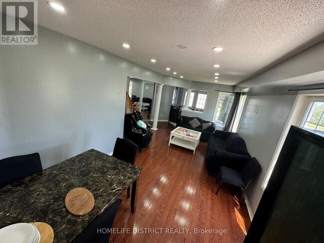 Photo - 1100 Ashgrove Crescent