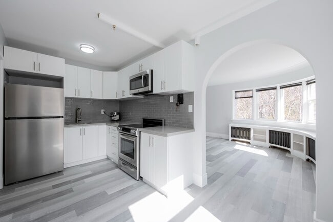 Photo - 8-8 Wellington St W Unit 5