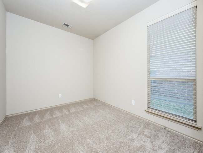 Photo - 3229 Hornbeam St