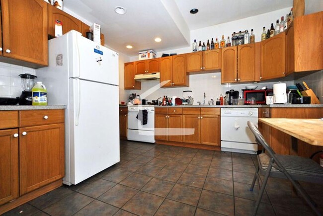 9/1 Spacious 4BR/2BA near Packard's Corner... - 9/1 Spacious 4BR/2BA near Packard's Corner... Condo