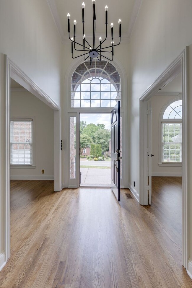 Photo - AVAILABLE NOW!-- Walk to Kenrose and Raven...