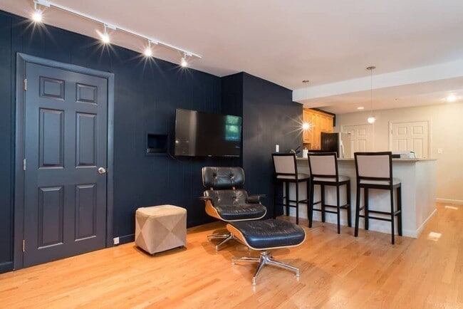 Building Photo - 35 Thatcher St Unit 1 Rental