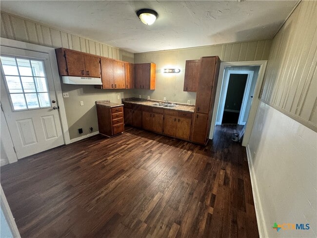 Photo - 209 Lackey St