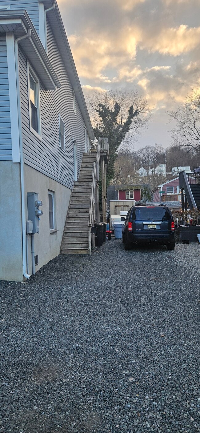 Building Photo - 225 Bay Ave Unit 2nd floor