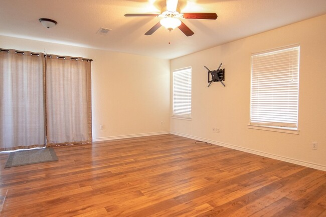Photo - 655 Mitchell St