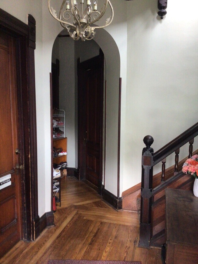 vestíbulo y escalera al segundo piso