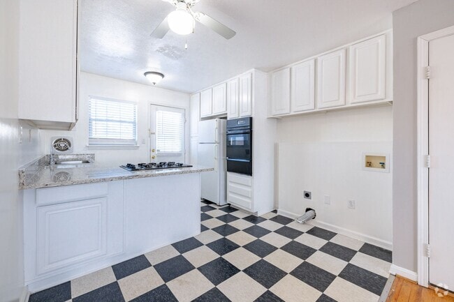 Building Photo - Peachtree Hills Court, 2-bedroom Atlanta a... Unit 02 Rental