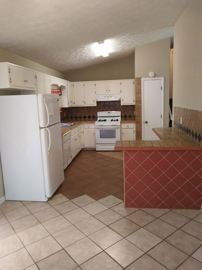 Photo - 2425 Justin Dr SW