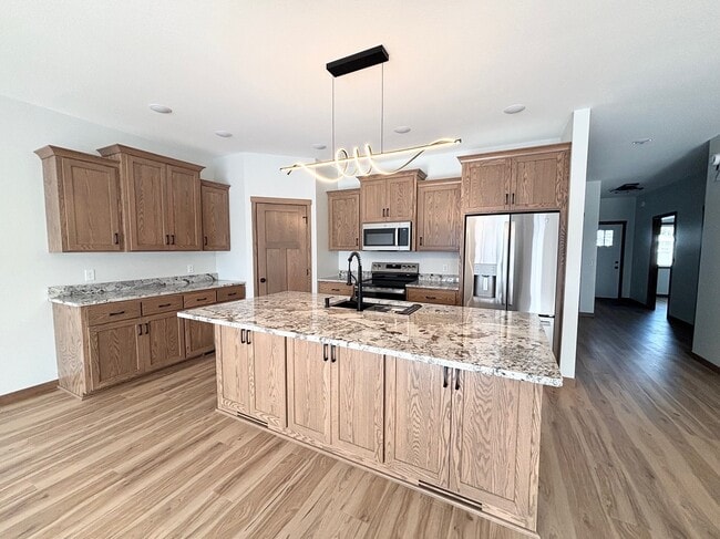 Photo - 577 Main St W