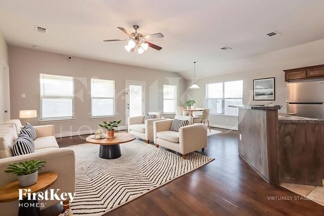 Photo - 910 Abigale Ln