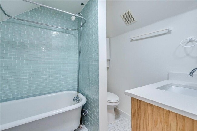 Photo - 512 E 49th St