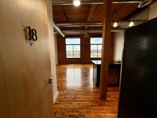 Building Photo - 421 Broad St Unit Suite 18