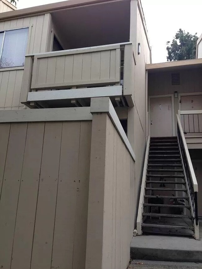 Building Photo - 3033 Kaiser Dr Unit C