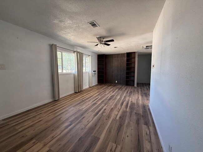 Photo - 809 Spruce Ave