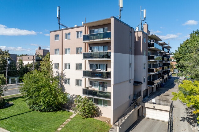 3905 Bathurst Street Apartments