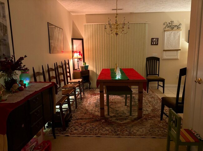 Photo - 465 Oaktree Blvd