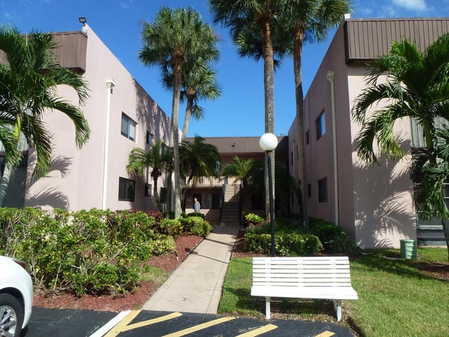 Building Photo - 15109 Ashland Dr Unit 323