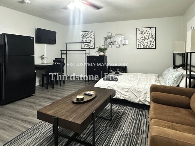 Photo - 908 Barrs St