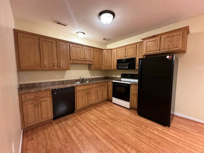 Building Photo - Spacious 2 bedroom 1 bath basement level apartment