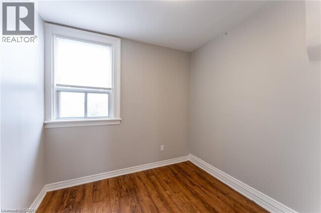 Photo - 141 Wellington St N