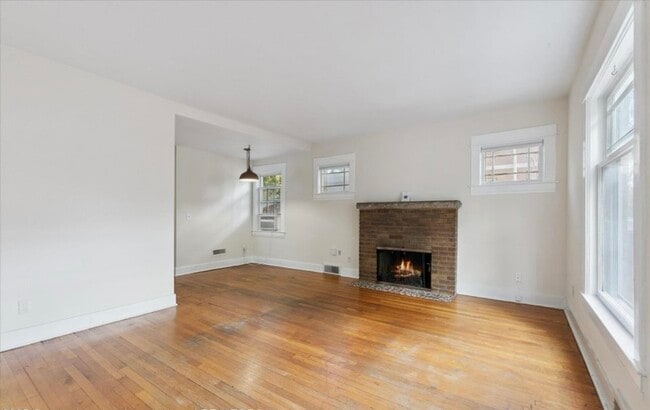 Building Photo - 506 W Oakland Ave