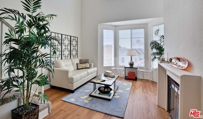 Building Photo - 5553 W 6th St Unit 2-405