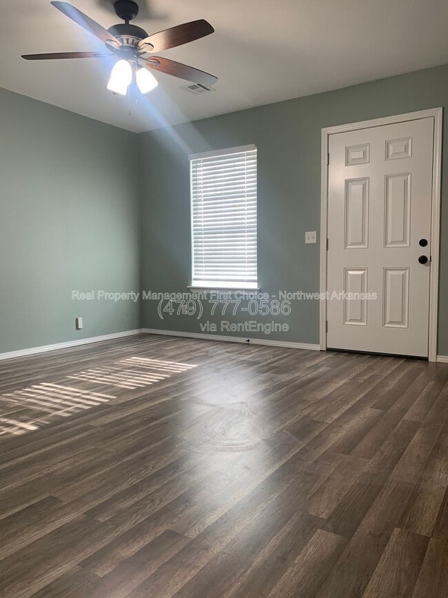 Photo - 205 W Parks St