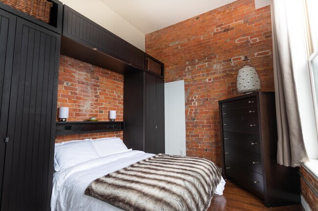 Photo - 915 King St W