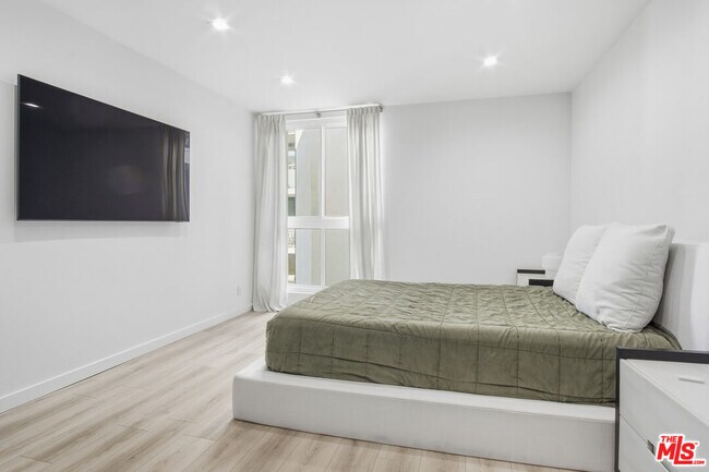 Photo - 911 Kings Rd Unidad 205