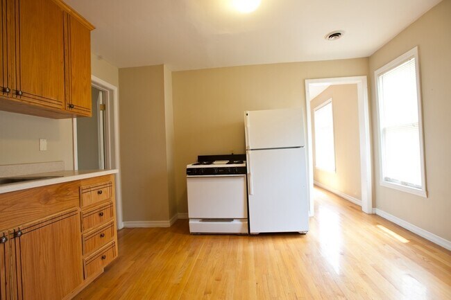 Photo - 8/1-$1745 – 3 BR with Laundry, Upper Flat Close to Lakefront and UWM - 2431 N Farwell Unit 2431-Upper