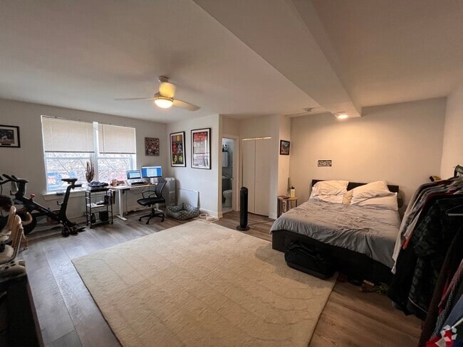 Building Photo - 5920 N Ridge Ave Unit 203 Rental