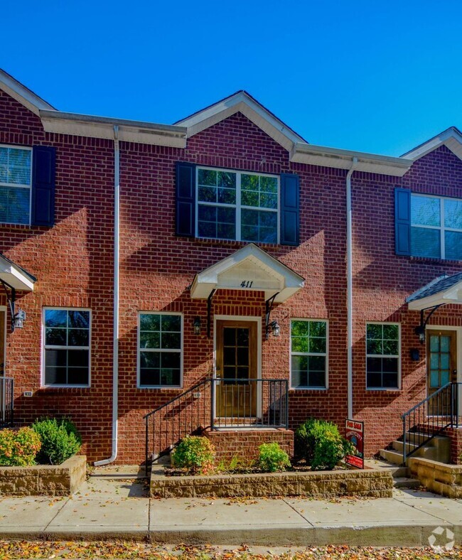 Building Photo - Luxury Townhouse! 2 Bed/2.5 Bath, 1 Car ga...