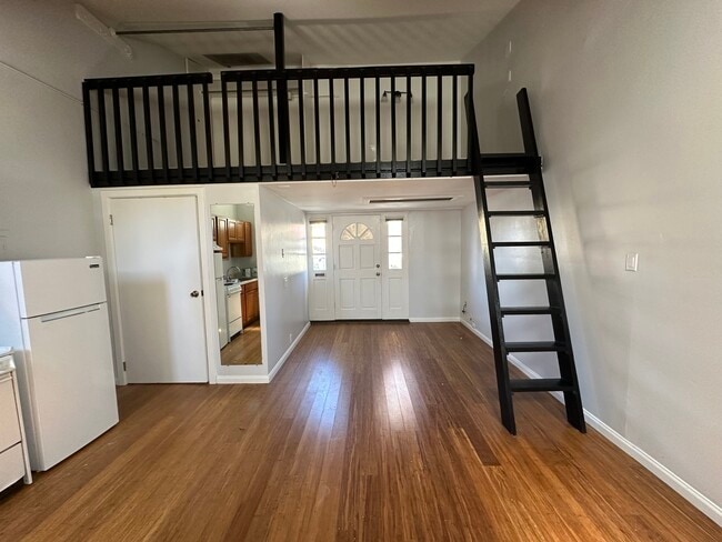 Building Photo - 1238 High St Unit 3200 Encinal Avenue