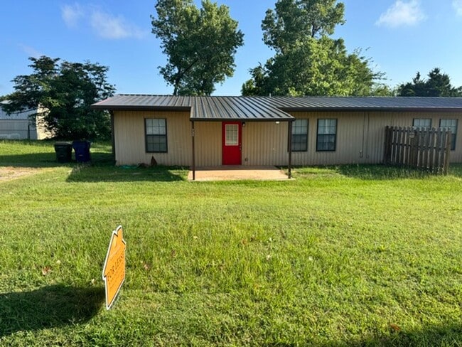 Building Photo - 3 bed 2 baths duplex for rent with all new goodness inside! Just got a new roof and it is a grea...