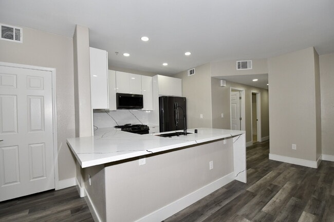 Stunning 2Bed with 1Attached Car Garage