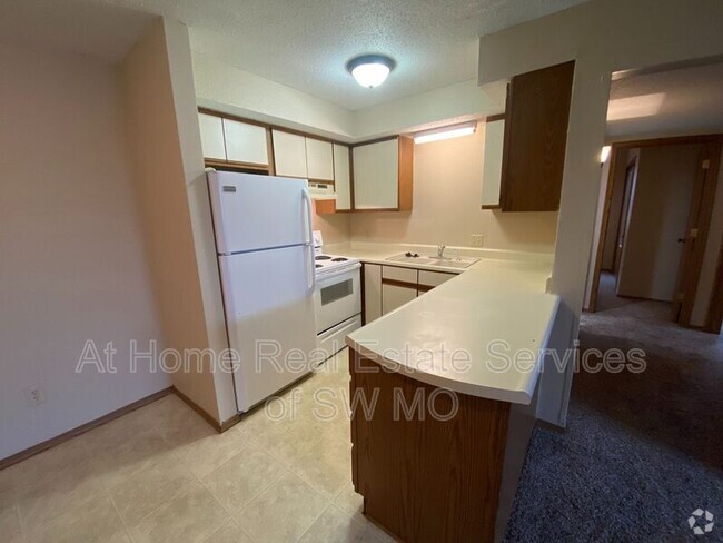 Building Photo - 2850 S Rogers Ave Unit Apt #3