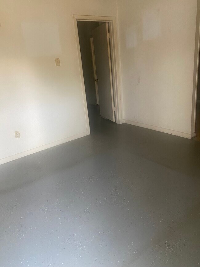 Building Photo - 2207 E Business 190 Unit b Rental