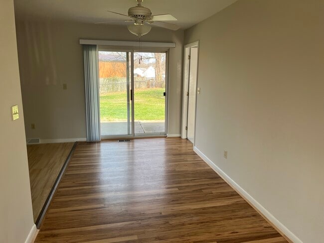 dining area - 1818 W Loveland Ave